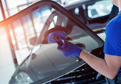 Vi utfører glassreparasjon på frontrute.